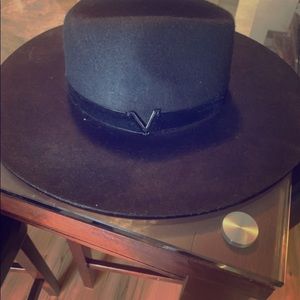 Vince Camuto felt fedora hat.